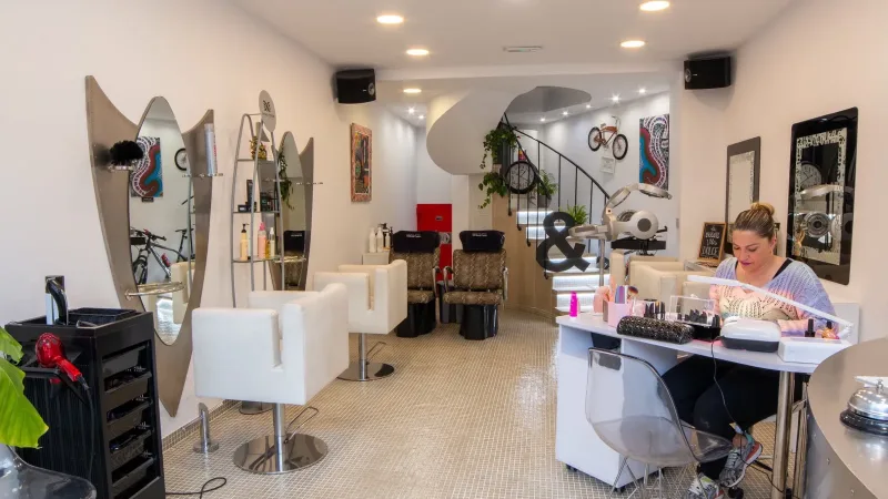 Champoo & Bennett - César Benet Peluqueros